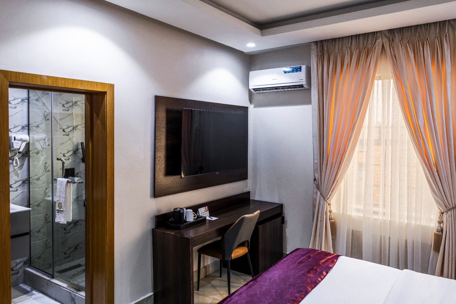 /web/uploads/116/Executive Hotel and Suites/room-photos/Executive Room/Executive Room 1.jpg